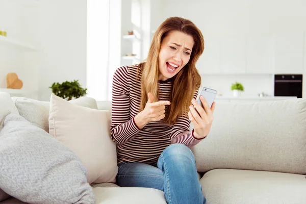 De cerca foto hermosa gritando ella sus manos señora brazos charla telefónica decir hablar skype mal humor novio marido rugir directo dedo pantalla usar rayas jersey ropa casa sala de estar en el interior —  Fotos de Stock