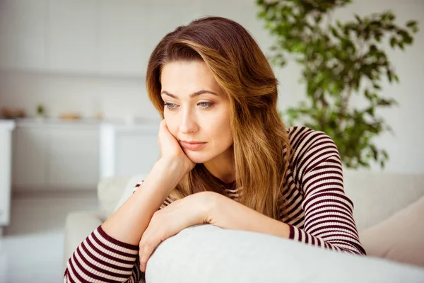 De cerca foto hermosa increíble ella su señora aspecto bonito refresco día de calma mirar hacia abajo ojos azules contemplación de buen corazón sentarse diván usar ropa de jersey a rayas casa sala de estar en el interior —  Fotos de Stock