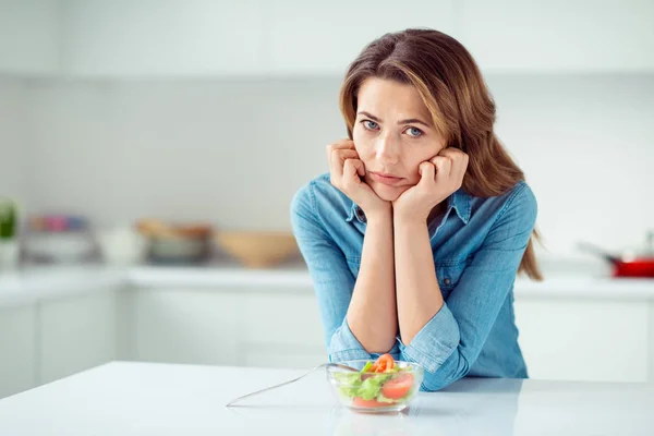 Retrato dela ela agradável encantador encantador atraente triste maçante desapontado sombrio temperamental senhora de cabelos castanhos não gosta de nova mistura verde vegs salada de vitamina em luz branca cozinha estilo interior — Fotografia de Stock