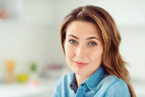 Close-up portret van haar ze mooi uitziende mooie zoete charmant schattig aantrekkelijk goed verzorgde vreedzame inhoud volwassen bruin harige dame in licht wit interieur stijl keuken — Stockfoto