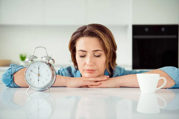 De cerca la foto de la bella mujer de ensueño atractiva casa esposa no puede despertar el sueño poner los brazos mesa mano cerrar los ojos siesta malsana vestida con ropa de mezclilla en la cocina ligera — Foto de Stock