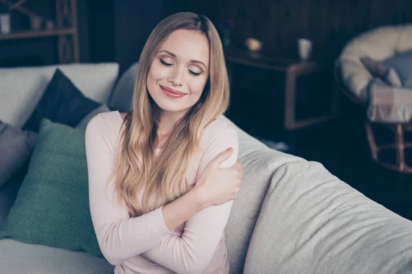 Close-up foto portret van vrij vrolijk ze haar dame gevoel goed in hoge geesten Pullover trui mensen genieten van eenzaamheid zittend op Divan — Stockfoto