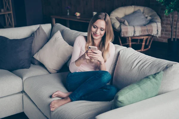 Foto van positief aantrekkelijk mooi schattig kalm rustig zelfverzekerd onafhankelijk fascinerend ze haar dame genieten van vrije tijd vakantie zittend op grijs witte Divan — Stockfoto