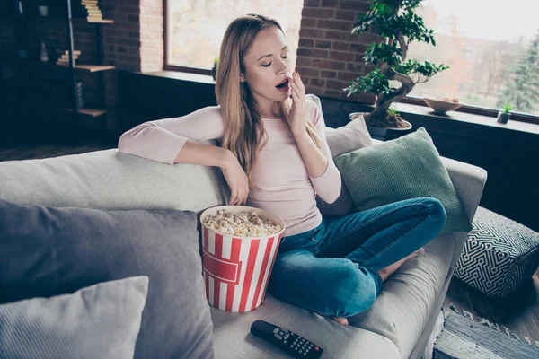 Foto von unglücklich traurig verärgert unzufrieden charmant sie ihre Dame schließt den Mund mit der Handfläche immer von Nachrichten im Fernsehen gelangweilt — Stockfoto