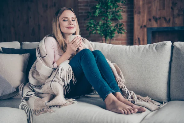 Foto ritratto di affascinante positivo piacere calma tranquilla uno singolo avendo tempo libero attraente occhi di chiusura lei la sua signora seduta sul divano — Foto Stock