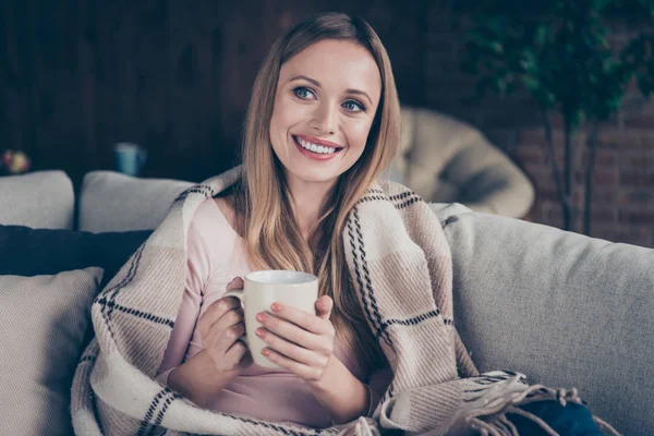 Primer plano retrato de encantadora ponderación planificación lindo dulce agradable ella su señora disfrutando de diversión alegría olor aromático latte sentado en diván — Foto de Stock