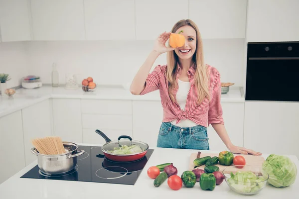 Close-up foto mooi ze haar dame verbergen oog achter Yummy gele peper pauze break adore koken toothy funky slijtage binnenlandse huis kleding shirt jeans denim outfit Bright Home keuken binnenshuis — Stockfoto