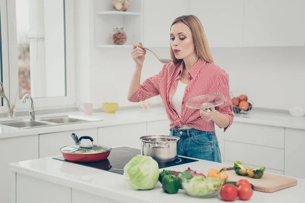 Close up foto bonita ela sua senhora preparar delicioso prato refeição tentar sabor salgado sopro ar fazendo quente trazer para boca desgaste doméstico casa vestuário camisa jeans ganga roupa brilhante casa cozinha dentro de casa — Fotografia de Stock