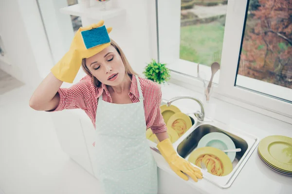 Close up foto bonita ela sua senhora indefesa expressão segurar testa brilhante cozinha suja incontável muitas placas afundar ódio antipatia casa deveres desgaste casual jeans jeans camisa avental plana dentro de casa — Fotografia de Stock