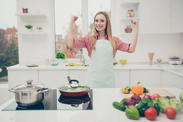 Close-up foto mooi ze haar dame aanbidden koken huisvrouw Super moeder doet het beste deed alle voorbereidingen heerlijke schotel dragen binnenlandse schort shirt jeans denim outfit heldere huis keuken binnenshuis — Stockfoto