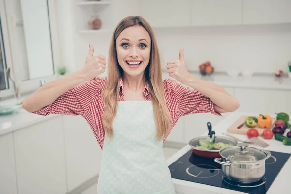 Close-up foto mooi ze haar Lady succes deskundige geest bereid heerlijk gerecht adviseren smakelijke kwaliteit maaltijden duim omhoog slijtage binnenlandse shirt bedekt schort outfit Bright huis keuken binnenshuis — Stockfoto