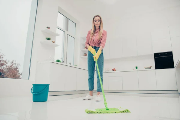 Full längd kroppsstorlek foto vacker upptagen fina arbetsuppgifter hon hennes dam tvätta vita golvet noga titta ner inte bråttom Housemaid slitage Jeans denim casual rutig rutig skjorta ljust ljus kök — Stockfoto