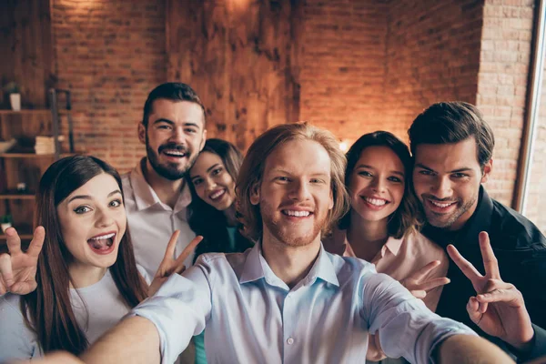 Zelfportret van leuke leuke aantrekkelijke mooie charmante vrolijke vrolijke blij positieve dames heren met plezier tonen v-teken droom in industriële Loft interieur kamer binnenshuis — Stockfoto