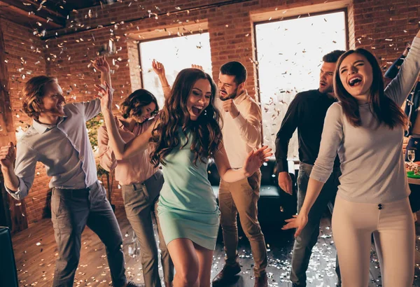 Beste bedrijf van de aangepaste traditie van geweldige dag feestelijke gelegenheid van leuke mooie charmante elegante stijlvolle vrolijke vrolijke blij positieve jongens dames plezier relax rest disco in industriële loft interieur huis — Stockfoto