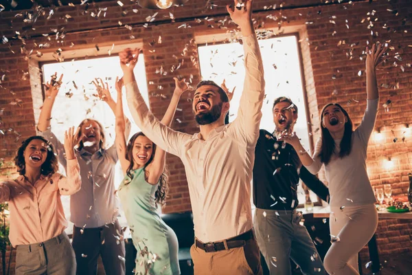 Close-up foto beste vrienden hangen uit dansen geweldige tijd dronken verjaardag zingen zanger handen armen opgevoed schreeuwen ze haar dames hij hem zijn jongens dragen jurk shirts formalwear glitter Loft Kamer binnenshuis — Stockfoto