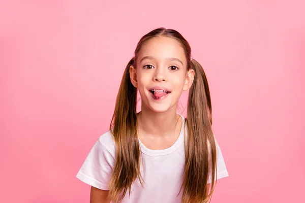 Foto close up indah menakjubkan dia wanita kecilnya cukup bagus gaun rambut liburan akhir pekan mood lidah keluar mulut permainan konyol mengenakan putih santai t-shirt terisolasi naik latar belakang cerah — Stok Foto