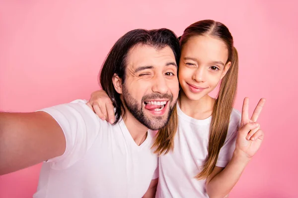 Close up photo she his little lady he his single dad daddy make take selfies blinzeln augen zeigen v-sign shooting zunge out mouth wear casual white t-shirts denim jeans isoliert pink bright background — Stockfoto