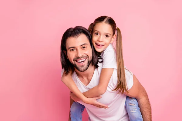 Nahaufnahme Foto schön sie ihre kleine Dame er seinen Papa Papa halten kleine Prinzessin huckepack Hände Arme lustig funky jubeln tragen lässige weiße T-Shirts Jeans isoliert rosa hellen Hintergrund — Stockfoto