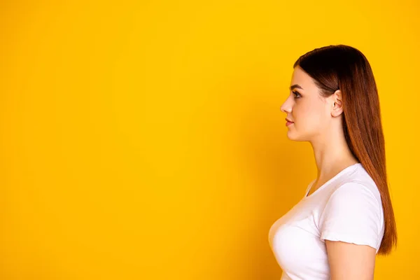 Close-up zijprofiel foto mooi haar She Lady lange rechte perfect ideaal haar look lege ruimte niet glimlachend aantrekkelijk uiterlijk slijtage casual eenvoudige witte t-shirt geïsoleerd gele achtergrond — Stockfoto