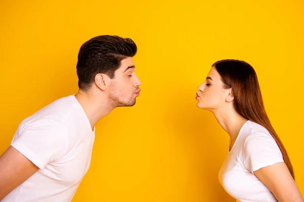 Close-up zijprofiel foto geweldig mooi ze haar hij hij hem zijn Guy Lady hechting vooruit elkaar nodig kussen tederheid verspreid lippen slijtage casual witte t-shirts outfit geïsoleerd gele achtergrond — Stockfoto