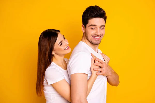 Close-up zijprofiel foto mooi ze haar hij hem zijn Guy Lady paar houden strak nauwe handen armen man sterke terug borst overblijde emotionele slijtage casual witte t-shirts geïsoleerd gele achtergrond — Stockfoto