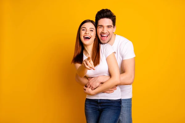 Porträt seiner er sie zwei schöne schöne attraktive fröhliche fröhliche positive Menschen kuscheln Lachen zeigt auf Sie Wahl isoliert über lebendigen Glanz leuchtend gelben Hintergrund — Stockfoto