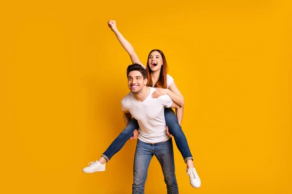 Retrato de su ella ella dos agradable encantador encantador atractivo juguetón alegre alegre soñador personas que se divierten tiempo aislado sobre brillante brillante brillante fondo amarillo — Foto de Stock