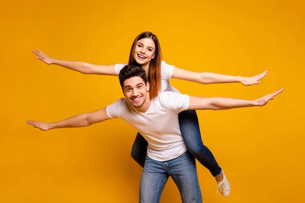 Retrato dele ele ela ela dois agradável atraente alegre alegre engraçado otimista pessoas que se divertem viagem voar férias viagens isoladas sobre vivo brilho amarelo fundo — Fotografia de Stock