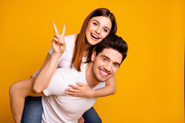 Close-up retrato de sua ele ela dois agradável atraente adorável pessoas alegres da moda ter diversão férias cuidado confiança apoio sonho mostrando v-sinal isolado sobre brilhante brilhante fundo amarelo — Fotografia de Stock