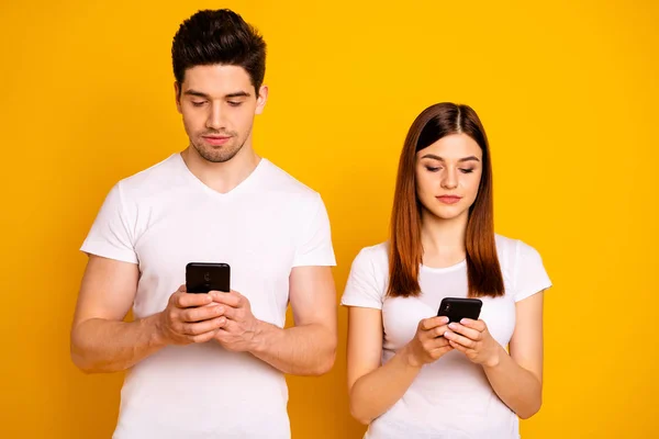 Retrato dele ele ela dois agradável atraente encantador encantador elegante moderno focado pessoas usando novo dispositivo de gadget isolado sobre brilho vívido fundo amarelo brilhante — Fotografia de Stock