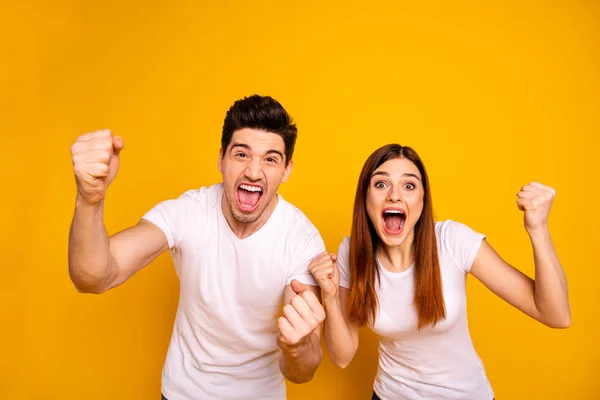 Portret van twee mooie aantrekkelijke mooie charmante vrolijke vrolijk extatisch overblijde mensen met leuk goed humeur beste geluk behalen geïsoleerd over levendige glans helder gele achtergrond — Stockfoto