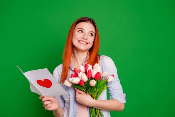 Zbliżenie dama dorywczo ilustracja kobieta kwiat kwiaty na białym tle nosić piękny pocztówka pozdrowienie ręce ręka trzymać wdzięku zielony zgrabny — Zdjęcie stockowe