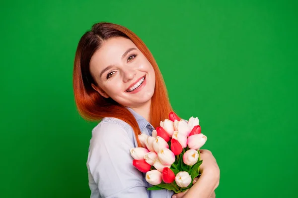 Close up πλευρά εικόνα φωτογραφία όμορφη αυτή σέξι κυρία γιορτάσουν διακοπές ευγνώμονες χέρια μπράτσα κρατούν τα λουλούδια ενθουσιαστούν συναισθηματική συναισθήματα φορούν περιστασιακή τζιν πουκάμισο απομονωμένη πράσινο φωτεινό φόντο — Φωτογραφία Αρχείου