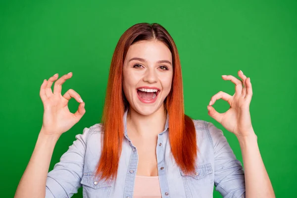 Tutup foto funky yang indah dia wanita licik memegang tangan jari-jari kunci simbol okey menyarankan membeli pembeli kualitas terbaik murah harga mengenakan kaus denim jeans santai hijau terisolasi latar belakang cerah — Stok Foto