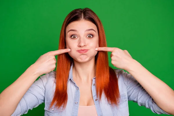 De cerca foto hermosa increíble divertido ella su travesura dama foxy no hablar decir hablar mantener la respiración boca llena de agua tratar de no reír usar pantalones vaqueros casual camisa de mezclilla aislado verde brillante fondo — Foto de Stock