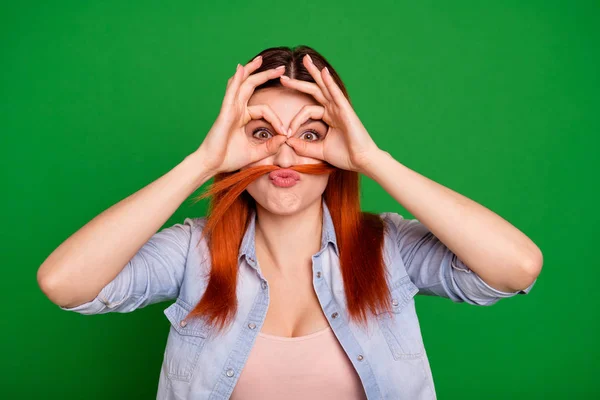 Zavři tu fotku nádherně ona její lišáčka vydělá falešným knírkem předstírá, že chlap on je jeho okej symbol v blízkosti očí — Stock fotografie