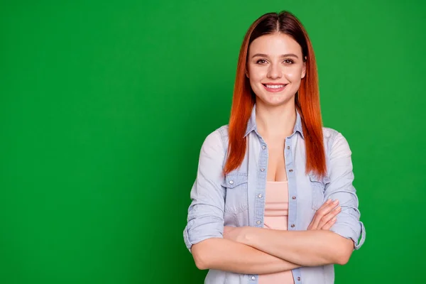 Close up foto linda incrível louco ela seu foxy senhora sinceramente olhar toothy radiante sorriso muito atraente afetuoso adorável desgaste casual jeans denim camisa isolado verde brilhante fundo — Fotografia de Stock