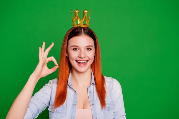 Retrato de positivo satisfeito realeza animado majestade rir riso bonito ter vitória tiara sugerem feedback escolha conselho desgaste jeans moderno elegante hipster isolado no fundo verde — Fotografia de Stock