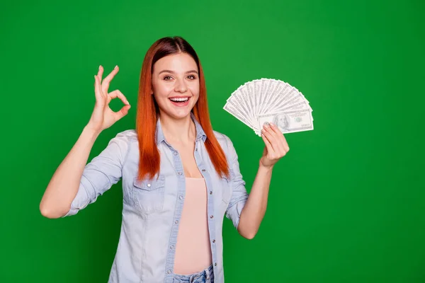 Retrato bonito satisfeito juventude alegre conteúdo segurar mão risos aconselhar anúncios tudo bem negócio decisão recomendo jeans muito elegante roupa longo cabelo liso isolado verde bonito fundo — Fotografia de Stock