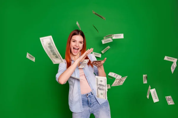 Retrato encantado extático senhora segurar mão obter salário salários rico apontar positivo alegre satisfeito conteúdo bonito moda elegante desgaste jeans longo em linha reta penteado isolado no fundo verde — Fotografia de Stock