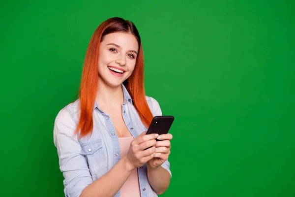 Ritratto carino abbastanza giovane contenuto contento gioire tempo libero utilizzare applicazioni utente programmi chat testo tipo informazioni notifica ridere indossare denim abbigliamento lungo dritto acconciatura isolato vibrante sfondo — Foto Stock