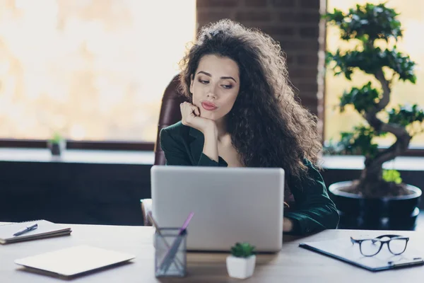 Yakın fotoğraf ciddi emlakçı temsilcisi meslek koltuk kullanımı kullanıcı gadget pc tereddüt klasik ceketdalgalı kıvırcık saç modeli iç düşünmek seçim kararı pensive deneyin — Stok fotoğraf