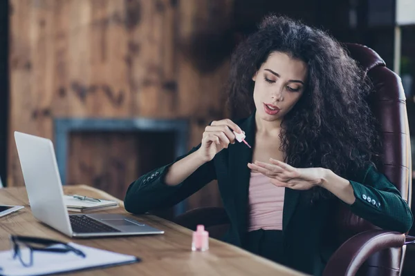 De cerca foto atractiva señora bonita comerciante manicurista tienen manicura todos los días sit desk gafas de tecnología moderna tienen sillón de cuero grande que usa chaqueta clásica moderna loft concepto de jefe verdadero — Foto de Stock