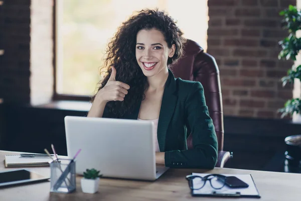 Porträtt av nöjda ganska söt VD Smart intelligent med lång lockigt hår gör annons koncept beslut råd val rekommendation Sit fåtölj träbord har modern Blazer gadget Industrial — Stockfoto