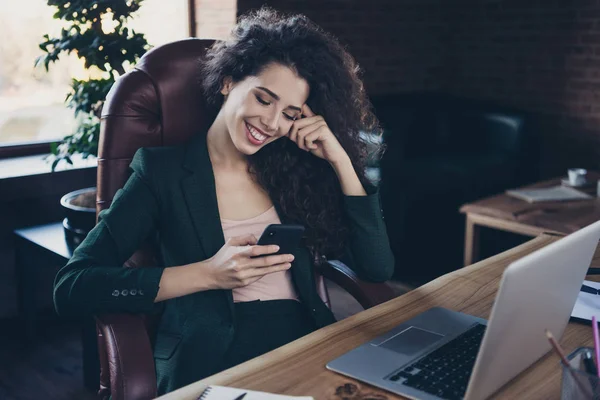 Porträtt vackra snygga trendiga tusenåriga glada upphetsad VD pausa nöjda Sök nyheter sociala nätverkskonto har dialog gadget uppriktig innehåll Sit fåtölj PC fashionabla jacka industriell — Stockfoto