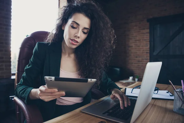 Gros plan portrait élégant comptable secrétaire beaucoup de travail utiliser la technologie moderne lire l'information décider résoudre choisir sérieux créer des questions intelligentes asseoir bureau grande chaise moderne veste loft classique — Photo