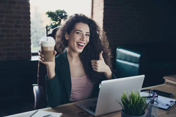 Retrato lindo gerente divertido jefe ejecutivo tiempo libre celebrar la taza de la mano bebida satisfecha recomendar opción de anuncio aconsejar decidir excelente largo rizado ondulado pelo sentarse silla mesa chaqueta tecnología moderna loft —  Fotos de Stock