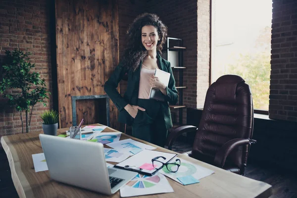 Portarit Classy charmig intelligent Smart VD enhet trä tabell presentation utveckling möbler trendiga säker cool sätta hand ficka byxor blazrar lång vågig lockig frisyr interiör — Stockfoto