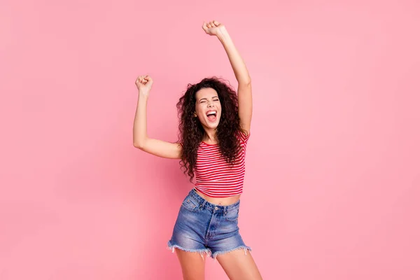 Foto retrato de alegre ativo muito gritando com a boca aberta ela sua senhora levantando punho isolado fundo pastel — Fotografia de Stock