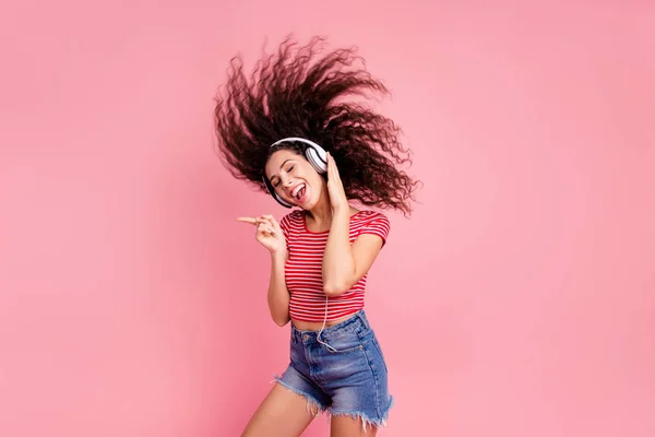 Portrait of her she nice-looking attractive cool lovely charming shine cheerful cheery glad wavy-haired girl meloman having fun time melody sound isolated over pink pastel background — Stock Photo, Image